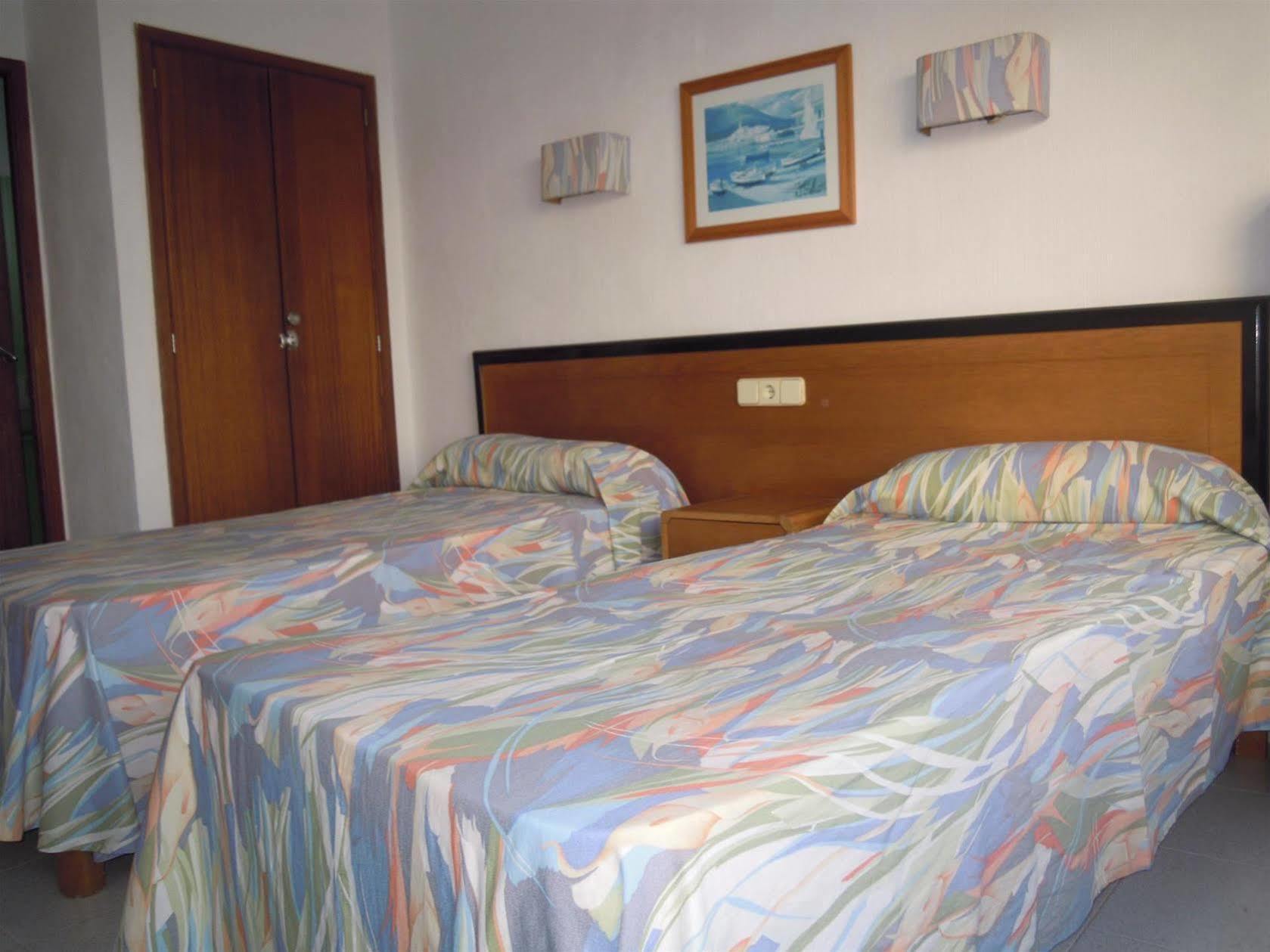 Hostal Port Corona Cala Ratjada  Exterior photo