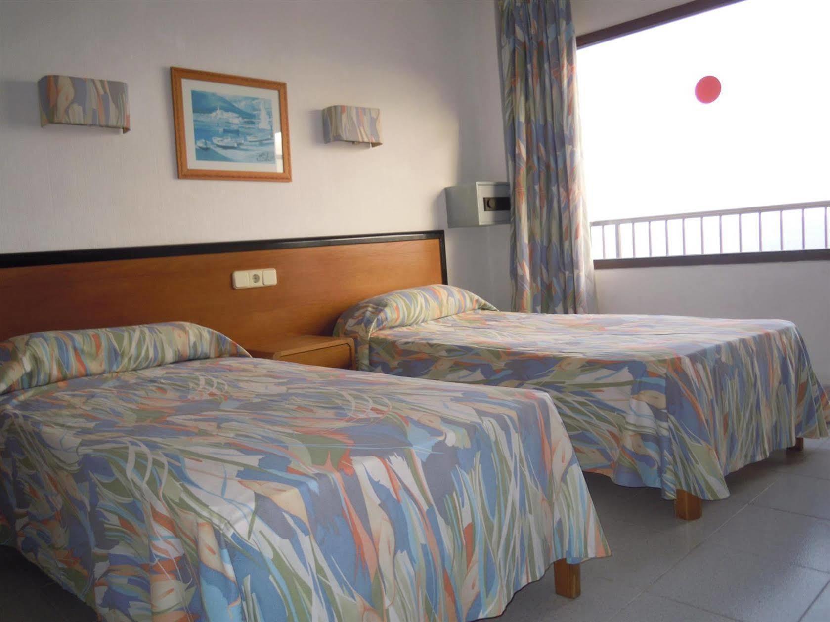 Hostal Port Corona Cala Ratjada  Exterior photo